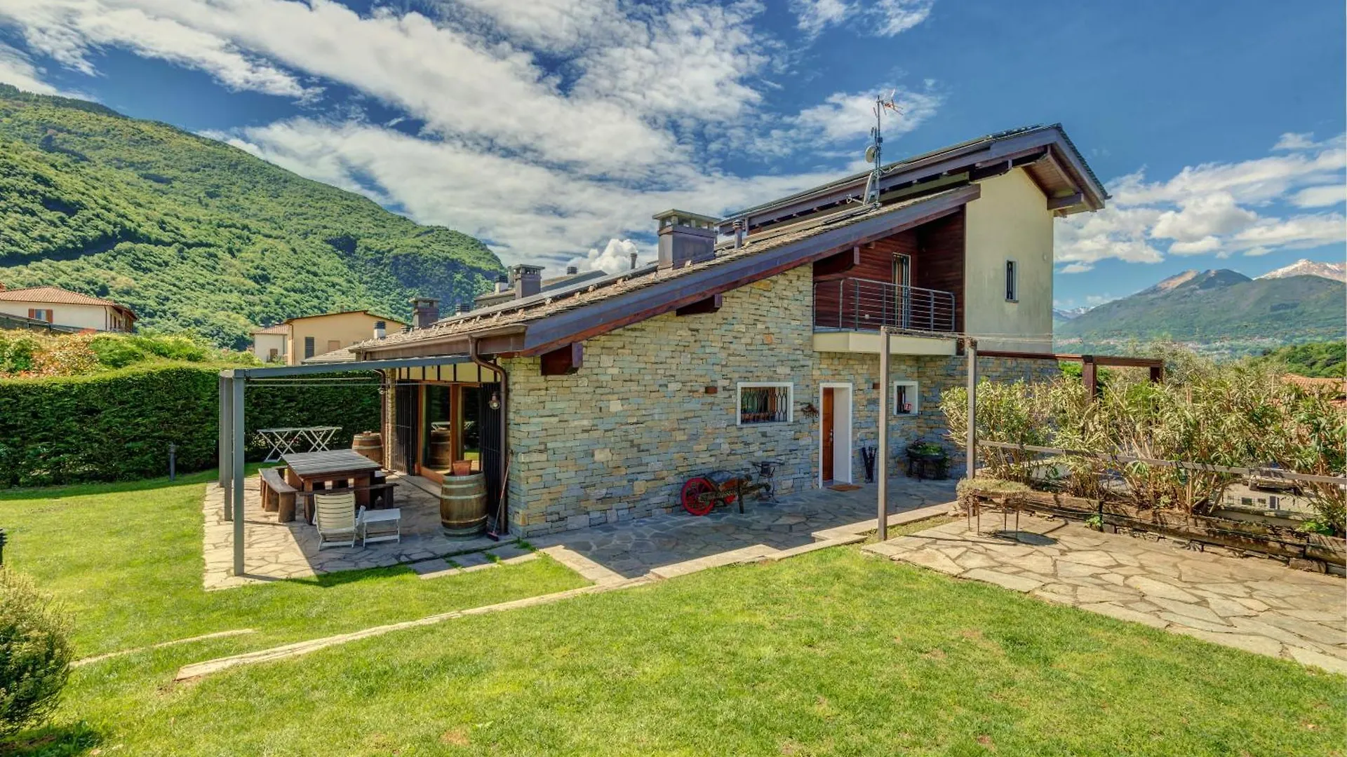 Villa La Corte With Amazing Pool And Garden Colico